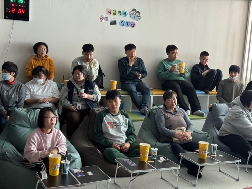 담당자의 설명을 들으며 영화관람 준비하는 모습