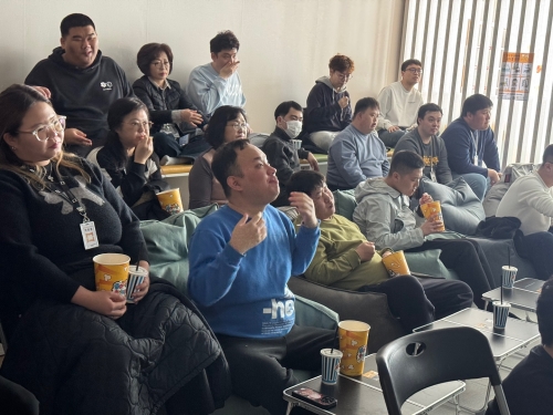 간식을 먹으며 영화관람 하는 모습