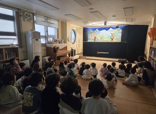 인형극을 집중해서 보고있는 독산본동어린이집 아이들의 뒷모습