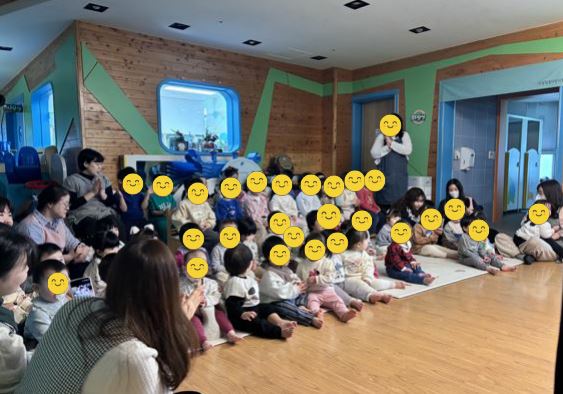 인형극을 집중해서 보고있는 구립탑골어린이집 아이들의 모습