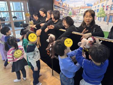 장애인식개선강사님과 함께 인형을 만지면서 첼험을 하고있는 독산본동어린이집 아이들