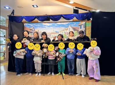 교육 종료후 단체사진을 찍고 있는 독산본동어린이집 아이들