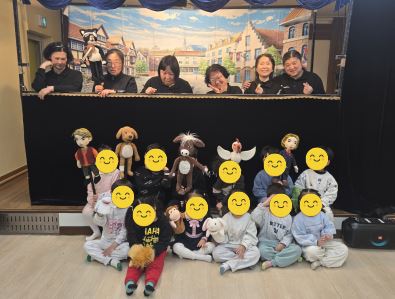 교육 종료후 단체사진을 찍고 있는 탑골어린이집 아이들