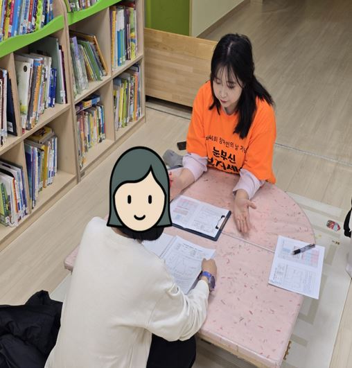 보호자와 상담하고 있는 치료사의 모습