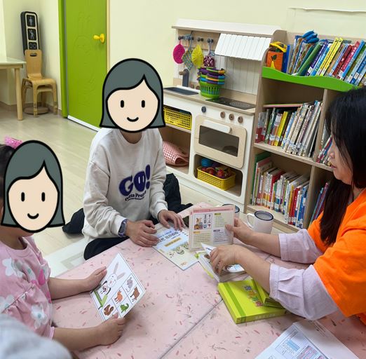 아이에게 맞는 놀이 방법을 안내하고 있는 모습