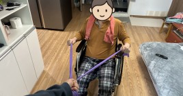 탄력밴드를 이용한 운동을 하고 있다