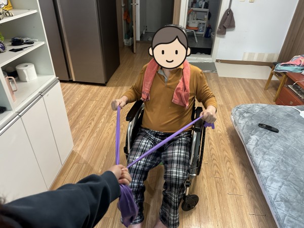 탄력밴드를 이용한 운동을 하고 있다