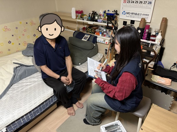 사회복지사와 이용인이 함께 상담을 하고 있다