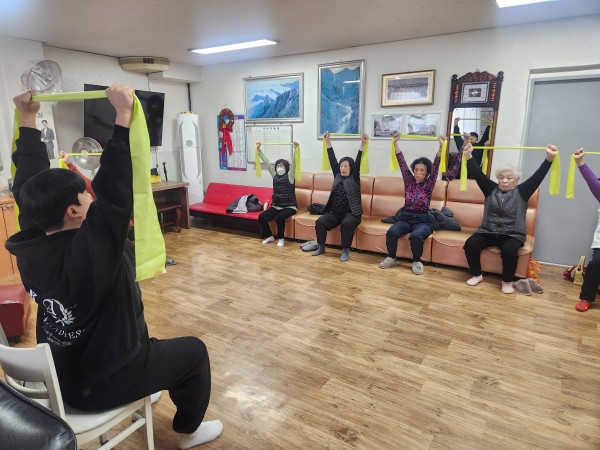 탄력밴드를 이용한 만세 운동을 하고 있다