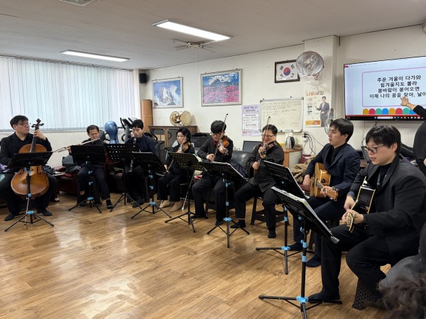 장애인오케스트라 공연을 하고 있다