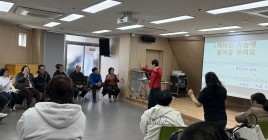 강사와 함께 노래를 부르는 모습