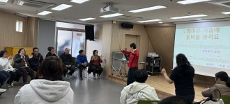 [중장년 문화여가]쿵짝쿵짝! 스트레스는 날리고 웃음꽃은 피우는 '활력 충전 노래교실'