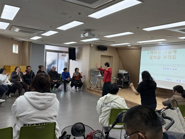 강사와 함께 노래를 부르는 모습