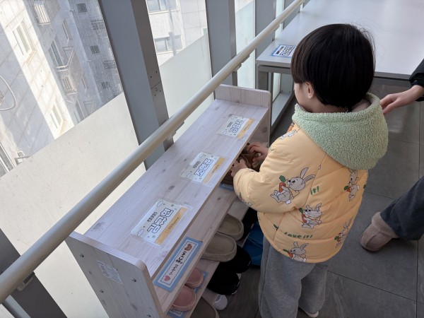 신발장 앞에 서있는 아동