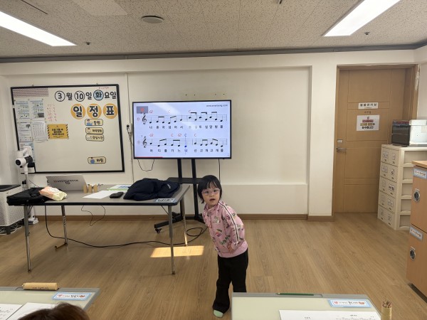 앞에나와 율동하는 여자아동