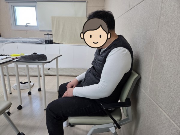 이용인들의 신체 자세를 평가하는 모습