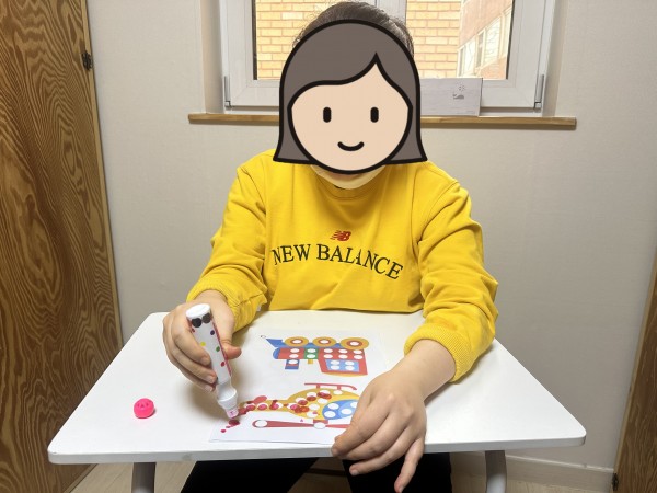 소근육 활동을 수행하는 모습