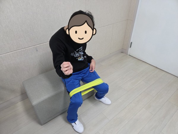 탄력밴드를 이용하여 다리 운동 중