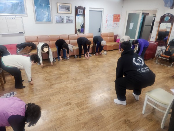 치료사의 운동자세를 따라하는 이용인분들