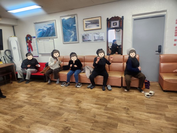 운동하기 전 다 함께 스트레칭을 하고 있다