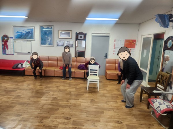 30초 동안 앉았다 일어서기를 하는 중