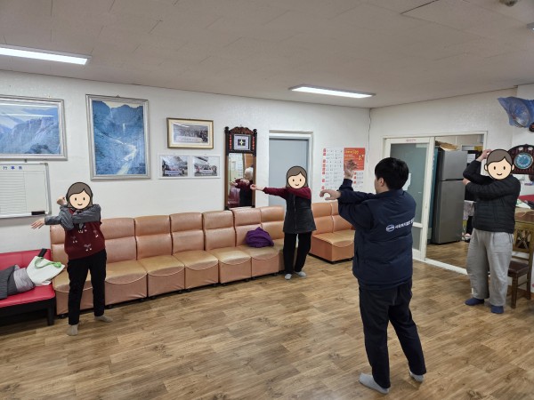 체육교사와 함께 몸을 풀고 있다