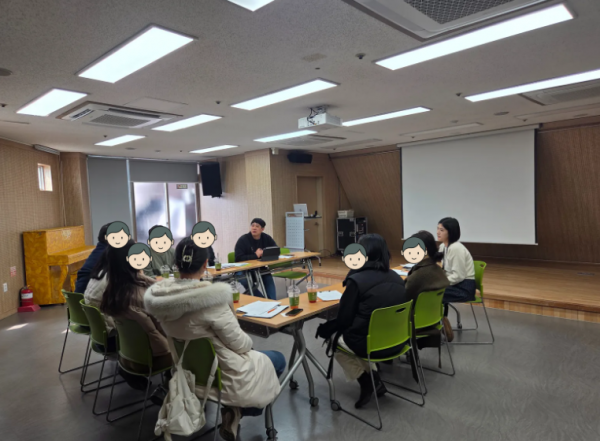 금천직업학교가 더욱 발전할 수 있도록 의견을 공유하는 모습