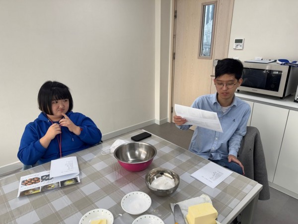 요리방법과 재료를 이야기하는 모습