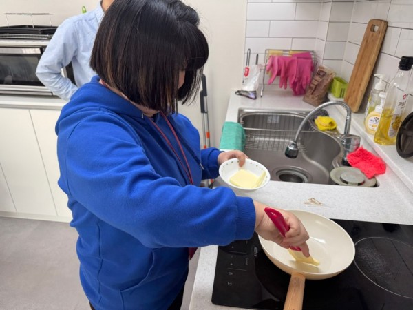 후라이팬에 버터를 녹이는 모습