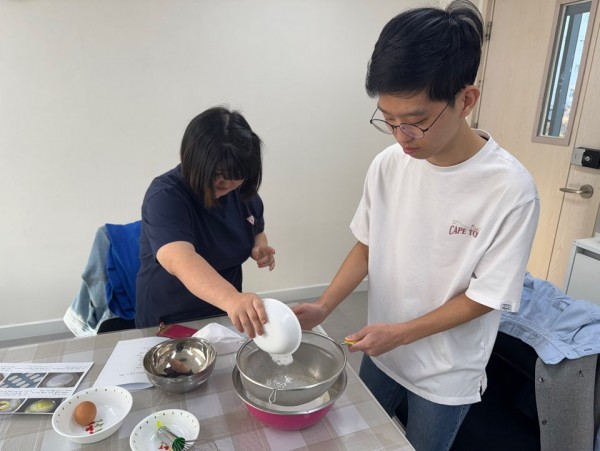 협력하여 재료를 함께 섞는 모습