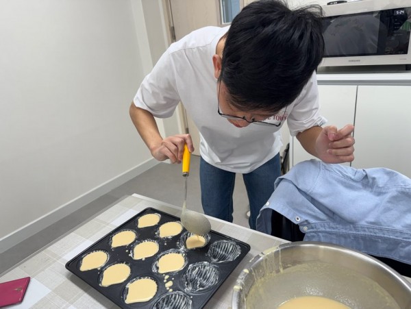 여기저기 흘리지만 반죽을 틀에 붓는 모습