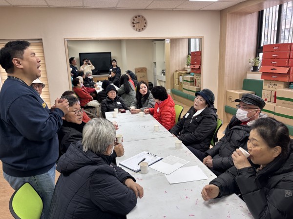 일주일만에 모여 즐겁게 담소나누는 모습