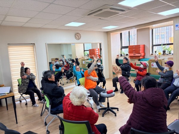 다함께 건강체조 하는 모습