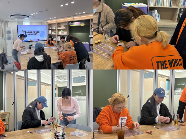 첫 활동을 목걸이 만들기가 진행되는 모습들