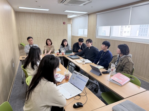 여러 팀이 모여 대상자 선정 기준에 대하여 논의하고 있는 모습