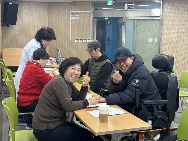 봉사자와 이용인이 함께 하트하는 모습