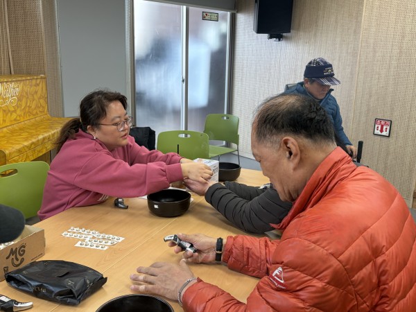 쑥뜸을 진행하는 봉사자 모습