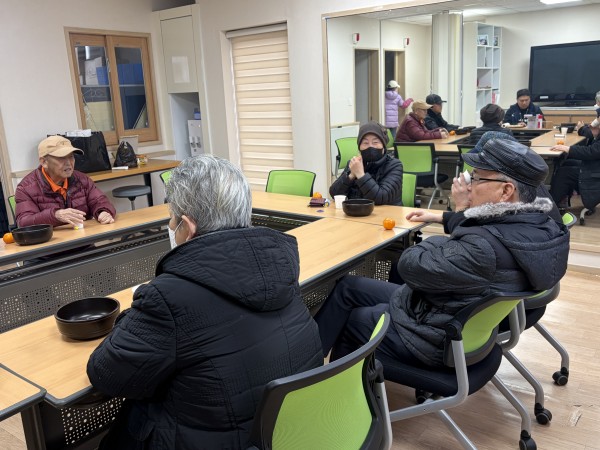 한내마실터에서 서금요법 진행하는 모습