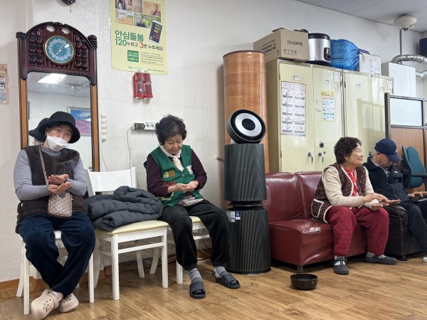 마을 주민분들이 쑥뜸 서비스를 받고 있는 모습