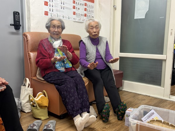 쑥뜸이 따듯하다며 만족해하는 모습