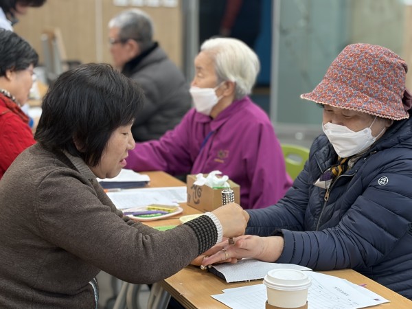 순서에 따라 서금요법을 받는 이용인 모습