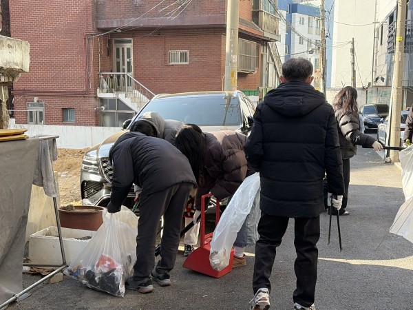 마을 주변의 쓰레기를 줍는 모습