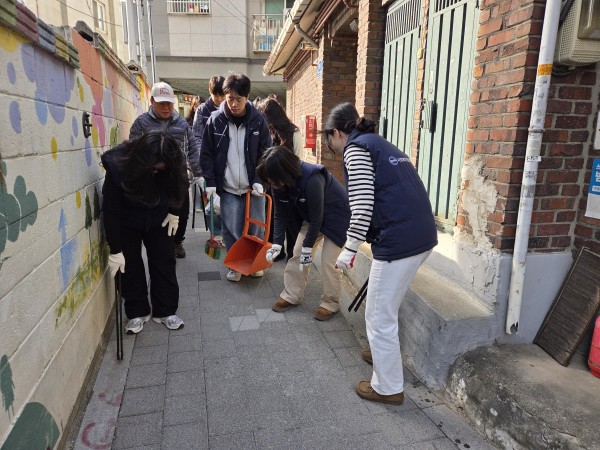 말미마을 골목을 청소하는 모습