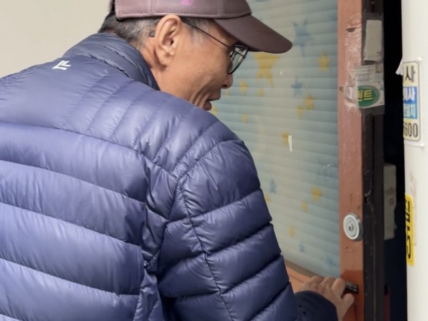 밑반찬 전달하는 권0상님 모습