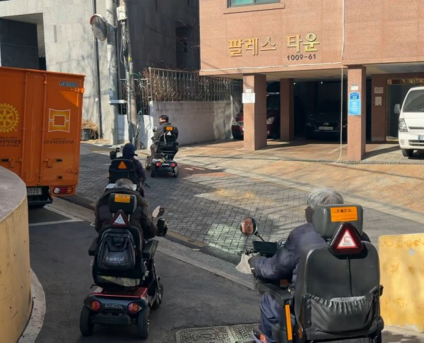 밑반찬 전달하러 가는 모습