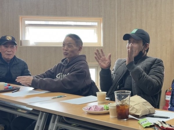 단원 소개에 박수치는 모습