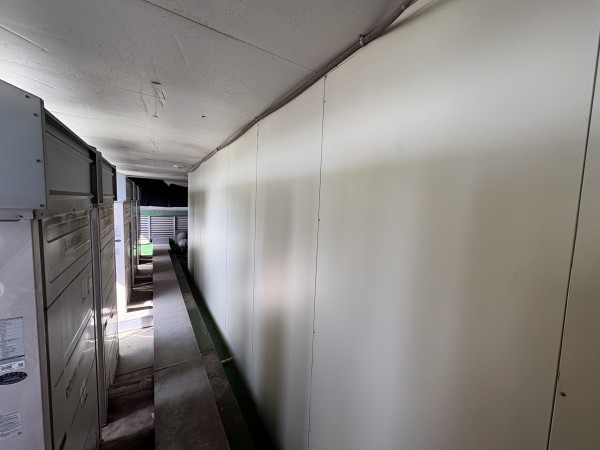 외벽에 방음벽 설치한 사진