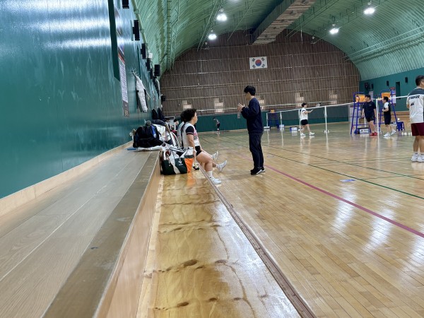 동호인들과 이야기나누는 담당자