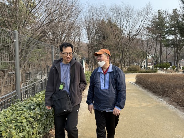 신규참여자와 기존 참여자가 함께 웃으며 대화하는 모습