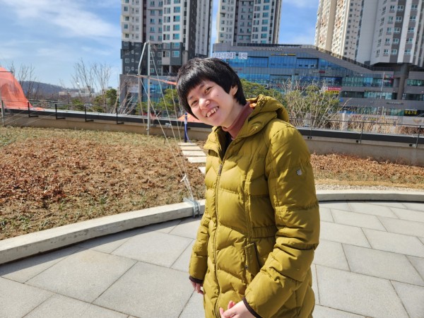 따듯한 햇살을 받으며 웃는 모습